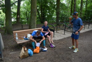 Suszenie nóg po kąpieli w morzu