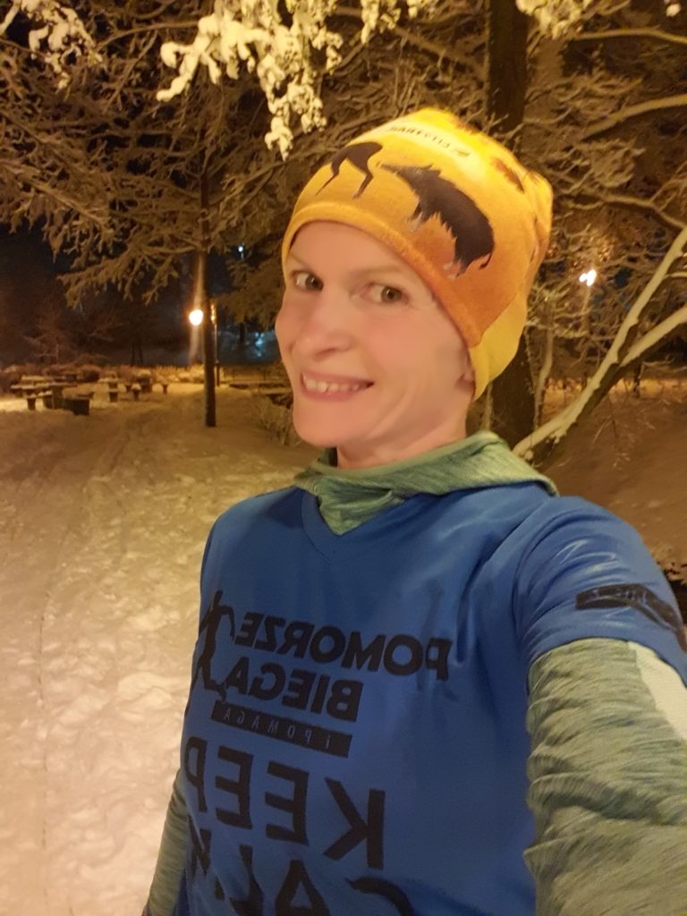 Wiolka w koszulce Pomorze Biega i Pomaga