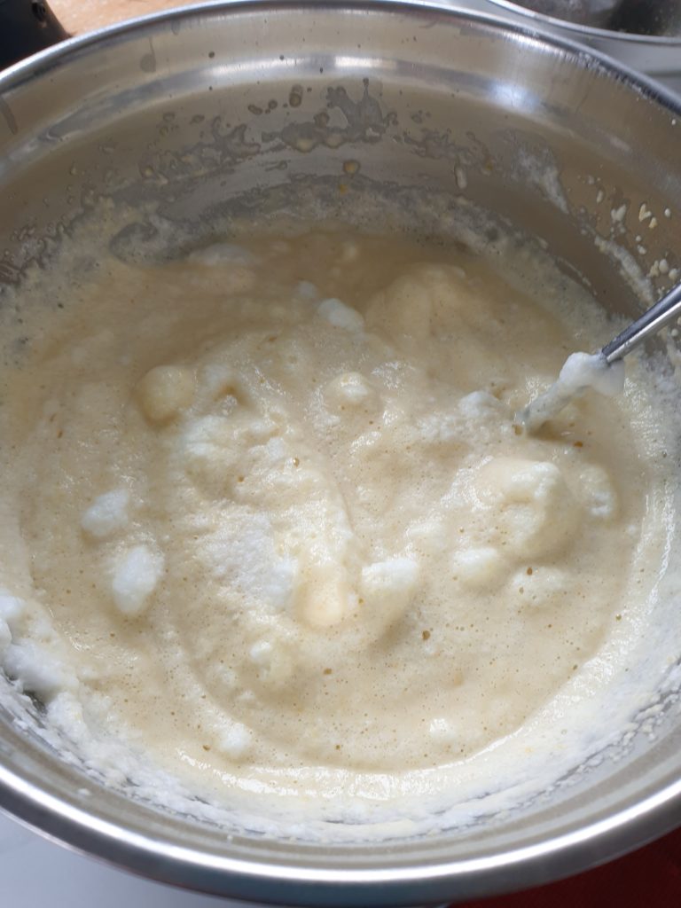 Puszysta masa - omlet - delikatnie wymieszaj pianę z białek